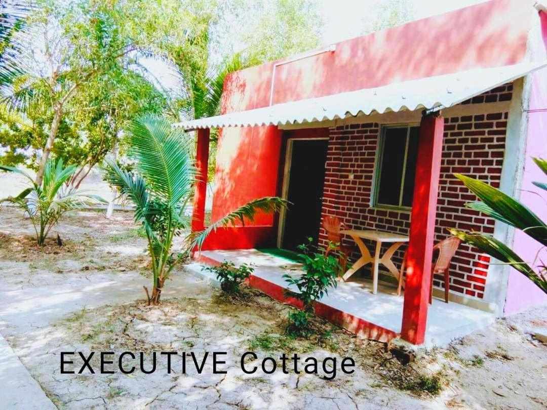 Estuarine Village Resort Sātabhāya Екстериор снимка