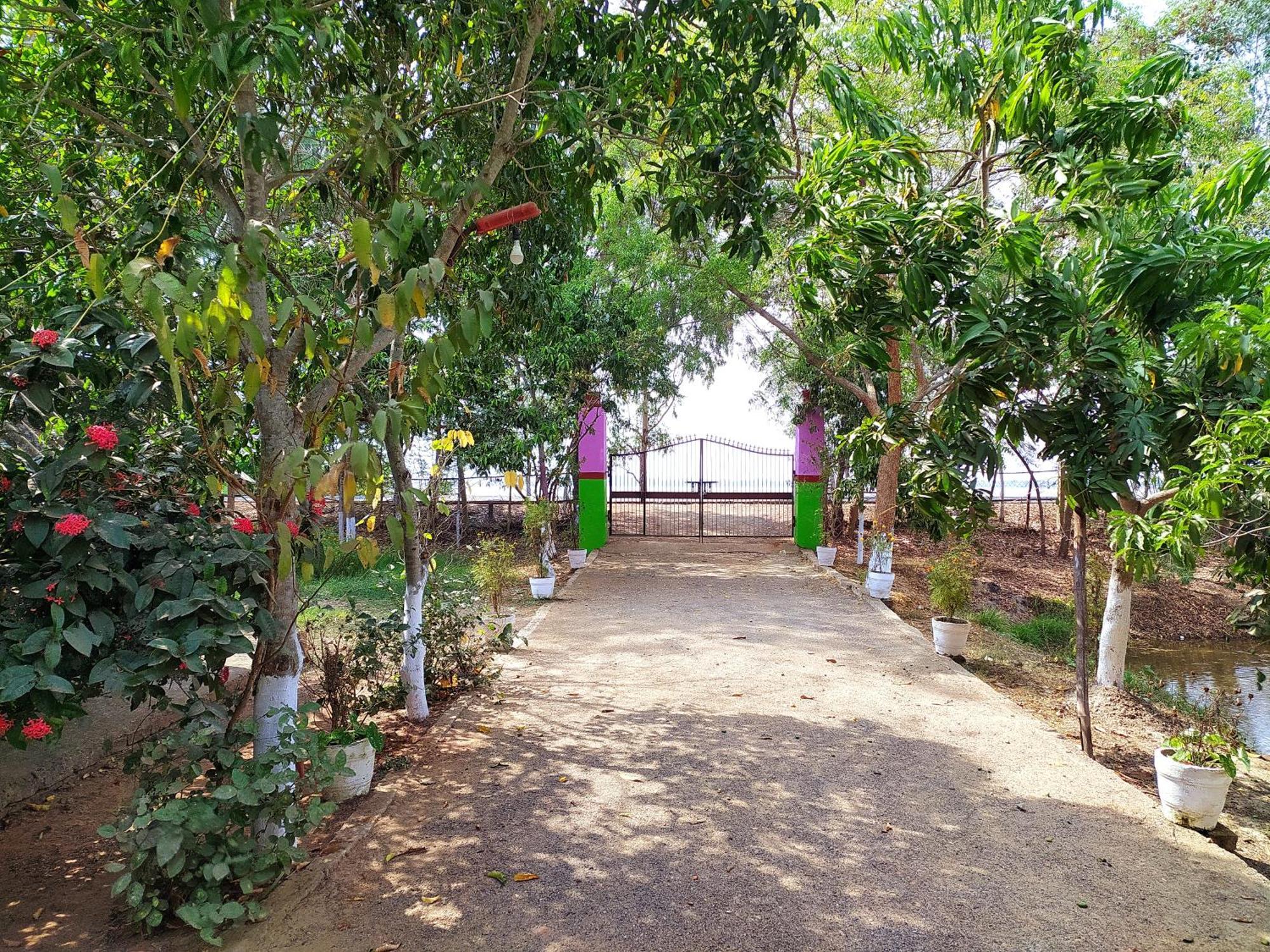 Estuarine Village Resort Sātabhāya Екстериор снимка